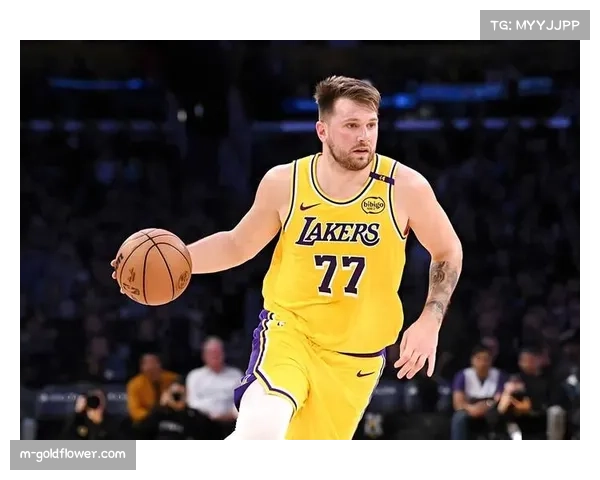 勒布朗与东契奇场边热聊笑声不断 美媒晒照引球迷热议